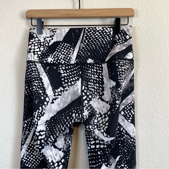 Lululemon Wunder Under *Full-On Luon
Static Mist White Black Leggings Size 8 - Picture 5 of 8
